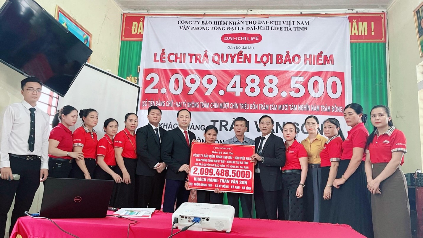 Dai-ichi Life Việt Nam chi trả quyền lợi bảo hiểm gần 4,7 tỷ đồng cho khách hàng tại Hà Tĩnh và Kon Tum